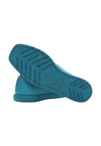 Suola di scarpa in gomma turchese con un motivo testurizzato. Piccolo accento rosso e un'impronta del logo; sono visibili delle particelle incorporate nel materiale della suola.