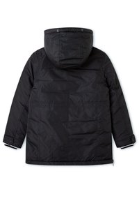 Černá izolovaná bunda s kapucí, s hladkým povrchem, zipovým zapínáním a druky na manžetách. Na zadní straně jsou jemné prošití.