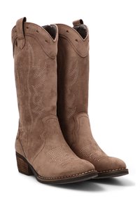 Par de botas de cowboy de ante marrón hasta la mitad de la pantorrilla, con patrones decorativos bordados y tacones de madera apilados, sobre fondo blanco.