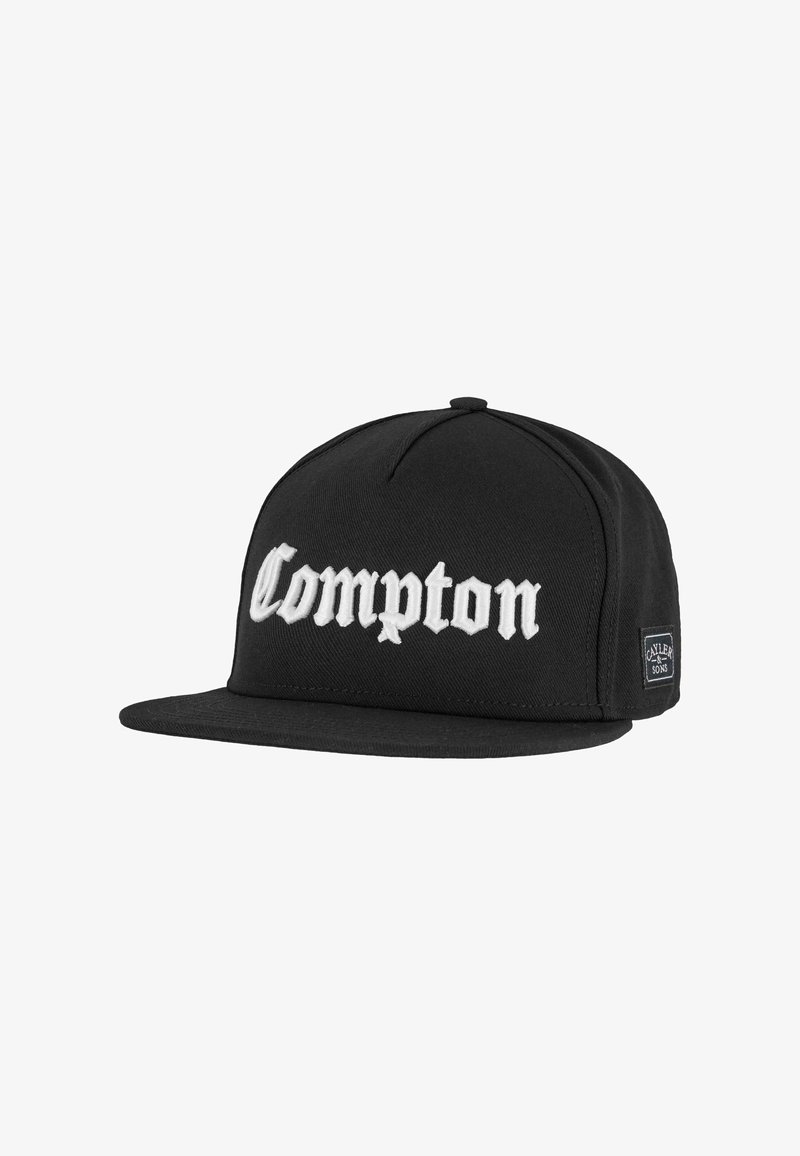 Schwarze Baseballmütze mit flachem Schild, mit weißem gesticktem Text "Compton". Hergestellt aus Stoff mit texturierter Oberfläche, seitliches Etikett sichtbar.