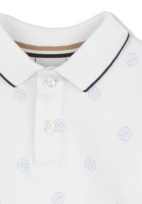 Polo blanc avec un motif géométrique bleu clair, comportant un col bordé de noir et trois boutons au col. Texture douce.