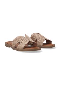 Beige geweven slip-on sandalen met een zigzagpatroon aan de bovenkant, open teen en een platte bruine zool voor comfortabel dragen.