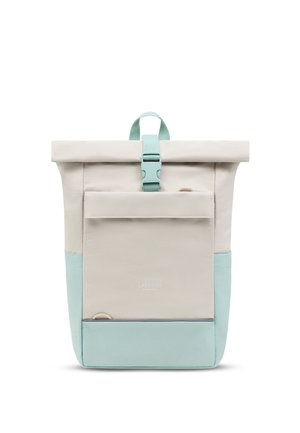 Roll-top rugzak in beige en licht turquoise met voorvak, kunststof gespsluiting en bovenste handvat.
