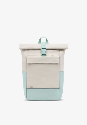Roll-top rygsæk i beige og lys blågrøn med frontlomme, lukning med plastikspænde og topgreb.