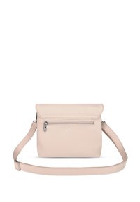 Beige kabelka přes rameno vyrobená z hladké kůže, s přední kapsou na zip, sklápěcím klopou a nastavitelným popruhem.