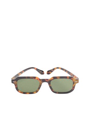 - Okulary przeciwsłoneczne