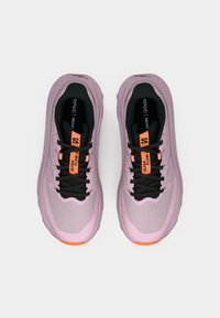 Ροζ ανοιχτά αθλητικά παπούτσια τρεξίματος με επάνω μέρος από δίχτυ, μαύρα κορδόνια, πορτοκαλί λεπτομέρειες και υφασμένο πάτο. Διαθέτουν επένδυση στον γιακά για άνεση.