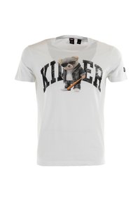 T-shirt en coton blanc présentant un graphique d'un ours en dessin animé portant des lunettes de soleil et une veste en denim, tenant une batte de baseball, avec le mot "KILLER" imprimé au-dessus.