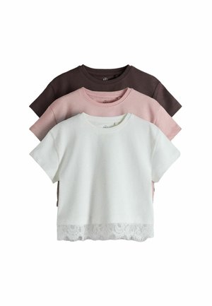 Tre korteærmede t-shirts med rund hals i hvid med blondestrimler, støvet pink og mørkebrun, lagdelt mod en hvid baggrund.