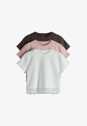 Kolme lyhythihainen pyöreäkauluksinen paita valkoisena pitsireunuksella, pölyisen pinkkinä ja tummanruskeana, pinottuna valkoista taustaa vasten.
