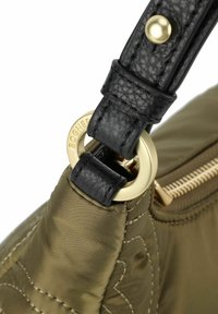 Borsa a tracolla in nylon trapuntato verde oliva con manico in pelle nera. Presenta accessori dorati e una chiusura con zip con dettagli di cucitura decorativa.