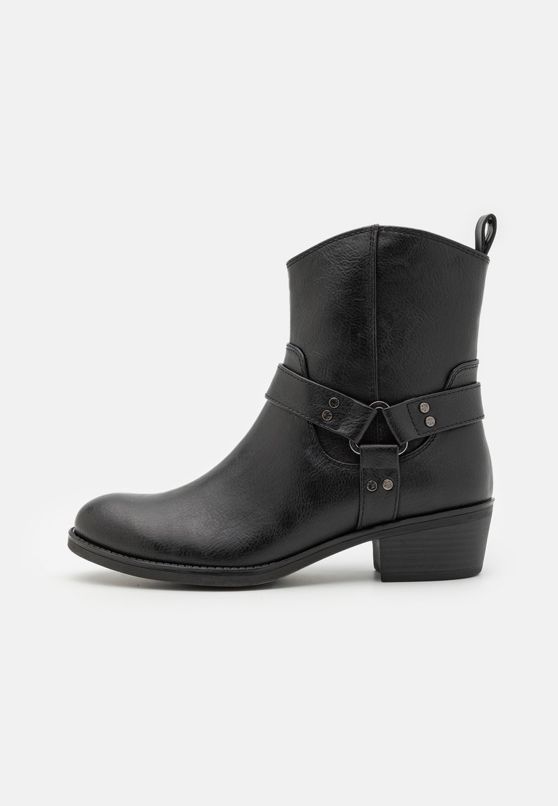 Bottines noires en cuir synthétique texturé, avec une sangle latérale et des accents métalliques, et un talon empilé bas.