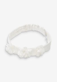 Diadema elástica blanca con tres decoraciones de flores de tela distribuidas uniformemente en la parte frontal, fotografiada sobre un fondo blanco.