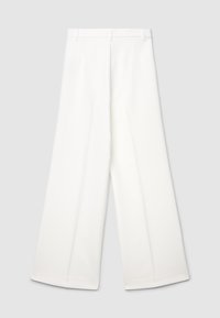 Pantaloni bianchi a gamba larga con una texture liscia, caratterizzati da un davanti piatto, passanti per cintura e pieghe sottili per un dettaglio aggiuntivo.