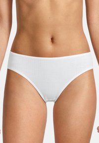 Weiße Baumwoll-Hipster-Unterwäsche mit einer gerippten Textur und einem glatten Bund, die ein niedrigen Schnitt und einen minimalistischen Stil aufweist.