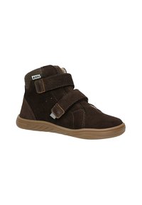 Bruine suede hoge schoen met twee klittenbandbandjes, lichtbruine rubberen zool en gewatteerde kraag voor comfort.
