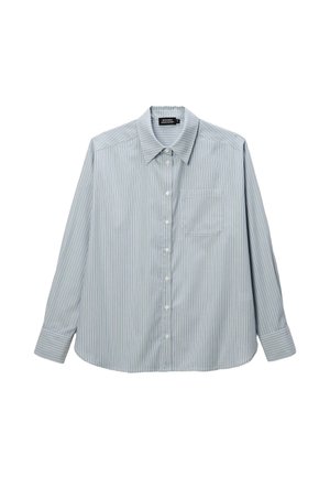 Chemise rayée bleu clair à manches longues en tissu lisse, avec un devant boutonné, un col pointu et une poche poitrine unique.
