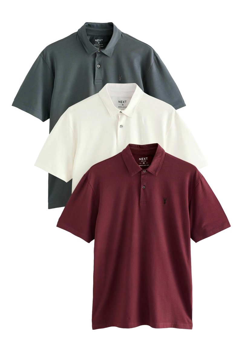 Set de trei tricouri polo în gri închis, alb și burgundy. Prezintă mâneci scurte, placket cu nasturi și un mic logo pe piept.