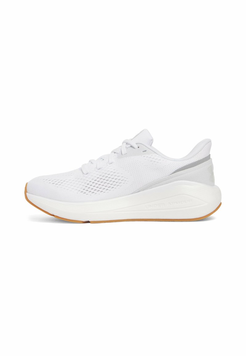 Baskets de sport blanches avec un dessus en mesh respirant, un bout arrondi et une semelle en caoutchouc texturé ; présentent des accents gris discrets et un détail de logo.