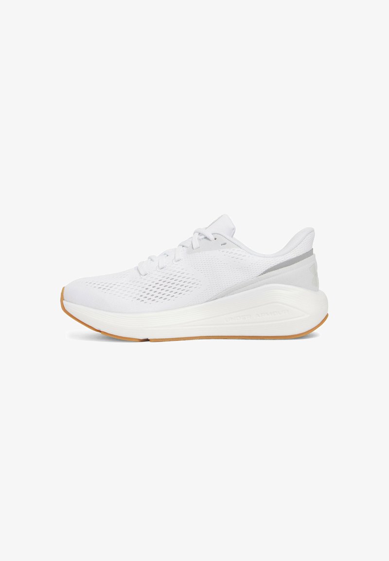 Baskets de sport blanches avec un dessus en mesh respirant, un bout arrondi et une semelle en caoutchouc texturé ; présentent des accents gris discrets et un détail de logo.