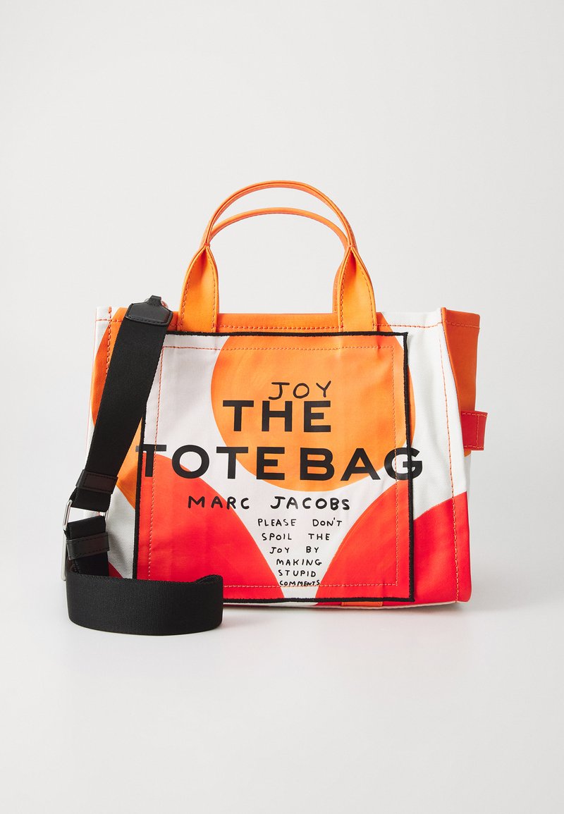 Czerwono-pomarańczowa torba materiałowa na ramię z tekstem i dużą grafiką. Posiada podwójne uchwyty górne oraz odczepiany czarny pasek.