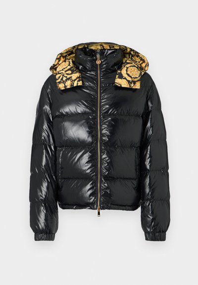 Sort dunjakke med blank overflade og mønstret gul hætte. Lynlåslukning og elastiske manchetter fuldender designet.