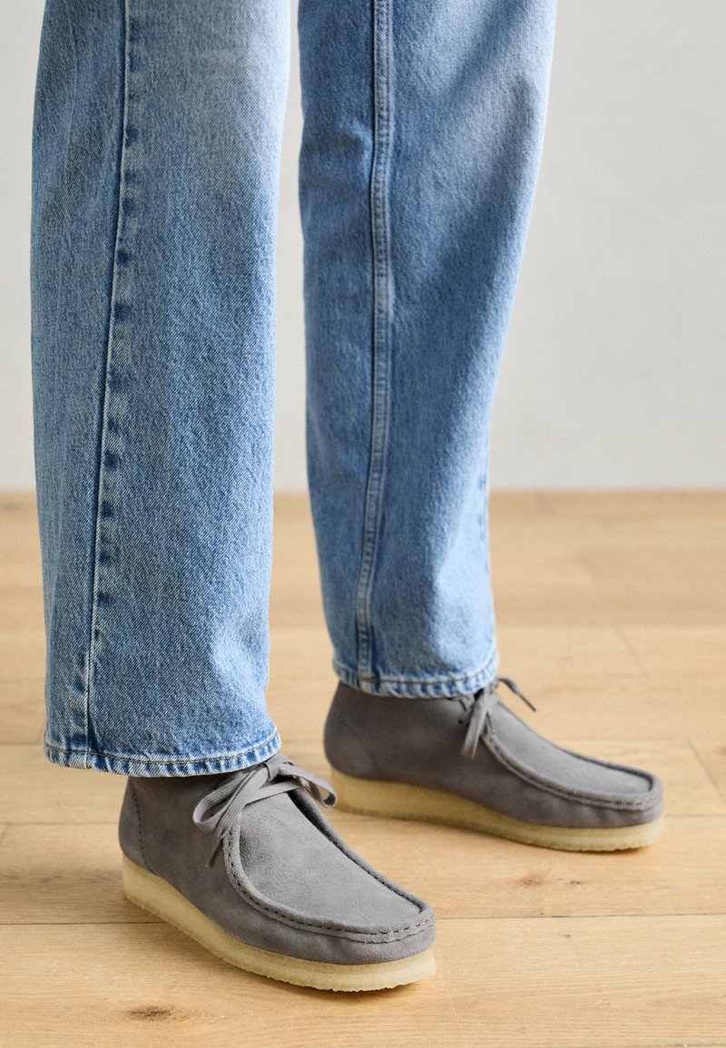 Clarks Originals WALLABEE - Sportlicher Schnürer - grey/blue 