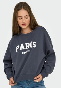 Felpa grigia con la scritta "PARIGI FRANCIA" stampata in caratteri bianchi in grassetto. Realizzata in tessuto morbido, con un fit rilassato e polsini a coste.