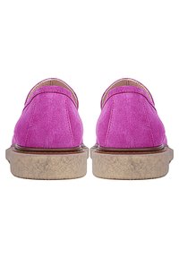 Chaussures en daim rose avec un bout rond, semelle texturée beige et un petit talon. Vue arrière mettant en valeur des coutures simples et un col replié.