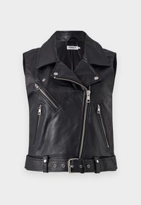 Schwarze ärmellose Bikerweste aus Kunstleder mit Reverskragen, asymmetrischem Reißverschluss, drei Reißverschluss-Taschen und verstellbarem Gürtel in der Taille.
