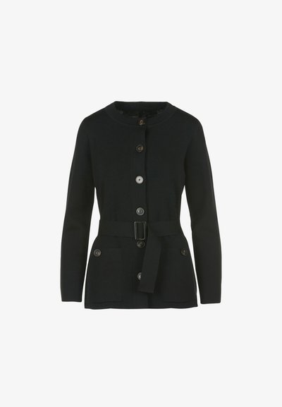 Čierny kardigán s dlhými rukávmi a okrúhlym výstrihom, prednými gombíkmi, dvoma prednými vreckami a zladeným opaskom s obdĺžnikovou prackou.