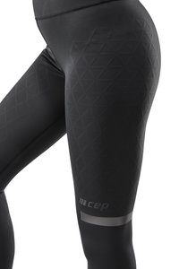 Leggings de compression noirs avec un motif en diamant texturé, dotés d'une finition lisse et d'un accent de logo réfléchissant sur le bas de la jambe.