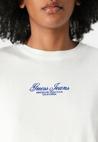 Guess Jeans SCRIPT TEE - T-Shirt print - pure white