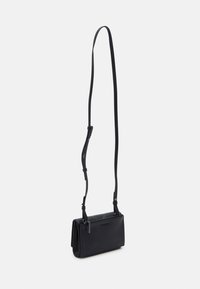Černá crossbody taška s elegantním obdélníkovým designem, vyrobená z hladké kůže, obsahující dlouhý nastavitelný popruh a decentní logo.