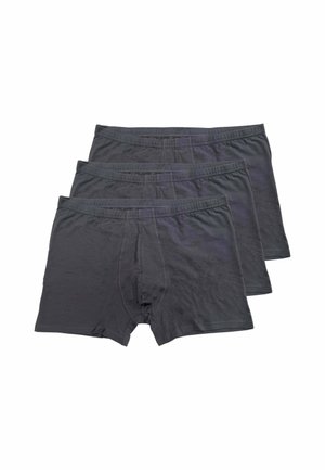 Tre paia di boxer neri da uomo impilati con fascia in vita visibile e cuciture frontali su sfondo bianco.