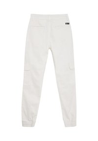 Witte cargobroek van stof met vier zakken, elastische boorden en een logo-label op de achterkant. Recht gesneden ontwerp met een gladde textuur.