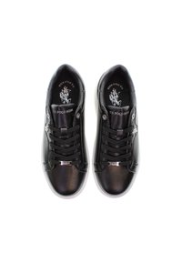 Zapatillas sintéticas negras con una textura suave, que presentan cierre de cordones, acentos de logo y suelas de goma blanca.