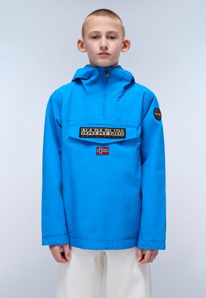 Veste bleue avec un design à demi-fermeture éclair, arborant un écusson de logo et une petite accentuation du drapeau norvégien. Le matériau semble lisse et léger.