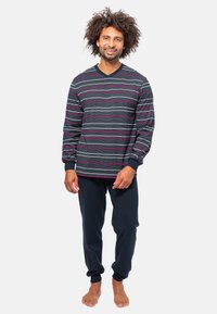 Marinblå randig långärmad skjorta med vita och rosa linjer, tillsammans med marinblå sweatpants. Tillverkad av bomull, avslappnad passform och ribbade ärmslut.