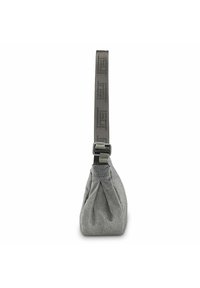 Bolso cruzado de tela gris con forma triangular, frente plisado y una correa ajustable que presenta un logotipo grabado.
