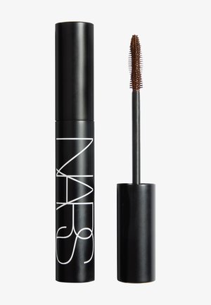 Tube de mascara NARS noir avec logo blanc à côté d'une baguette ouverte montrant une brosse à poils bruns couverte de mascara.