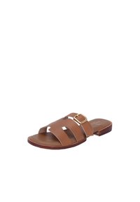Bruine leren instapsandalen met open teen, met twee brede banden, een gouden gesp-accent en een lage houten zool.