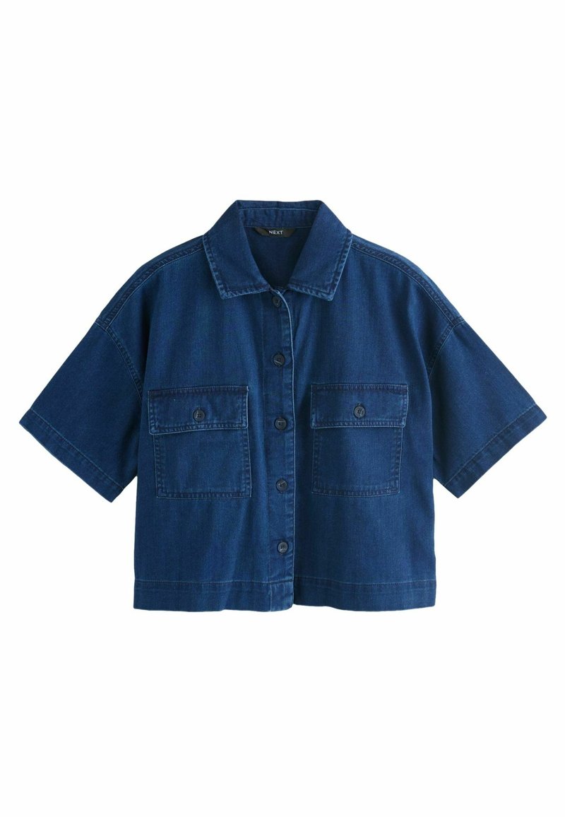Granatowa, krótko rękawowa koszula z denimu z kołnierzykiem, zapięciem na guziki i dwiema kieszeniami na piersi z klapami i guzikami. Gładka faktura, swobodny design.