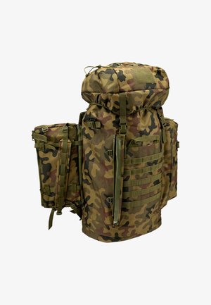 Duży wojskowy plecak maskujący z wieloma przegródkami, paskami i klamrami, zaprojektowany do intensywnego użytkowania na zewnątrz.