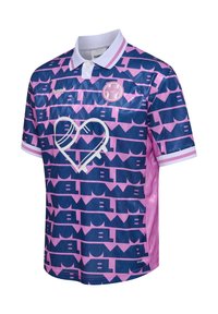 Polo à manches courtes bleu et rose avec motif texte "LOVE", col blanc, logo de volley-ball en forme de cœur et emblème d'équipe sportive sur la poitrine.