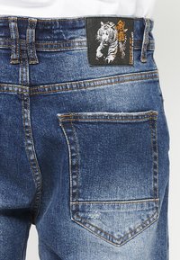 BERMUDA - Džinsiniai šortai - azul med medium blue