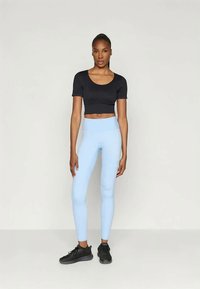 ONLY Play ONPJAIA LIFE CROP SEAM TOP - Trükipildiga T-särk - black