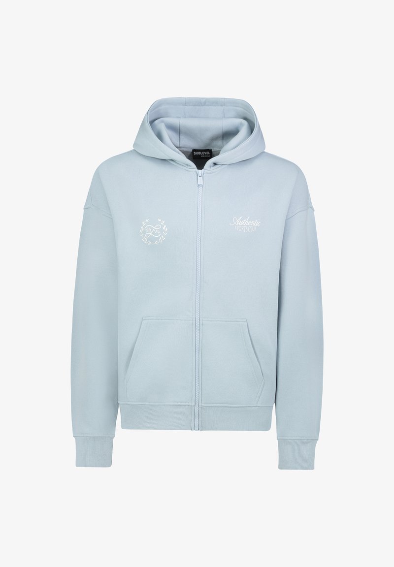 Hellblauer Kapuzenpullover mit Reißverschluss aus weichem Stoff. Verfügt über eine Fronttasche, gerippte Bündchen und ein auf der Brust gesticktes Logo.