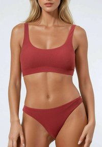 Roestkleurige bikini-set met een scoop neck bralette met brede bandjes en bijpassende high-waisted onderbroek. Gewatteerde stof met naadloze randen.