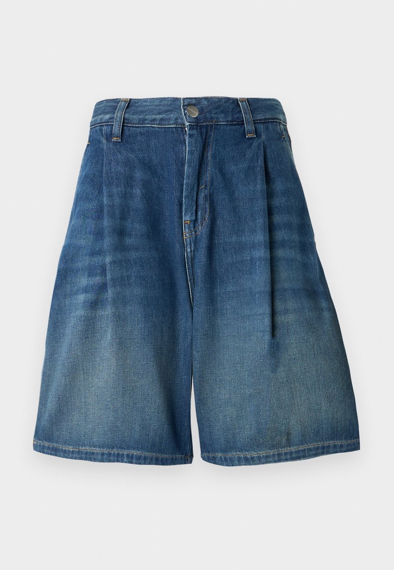 Pantaloncini in denim blu medio a vita alta con pieghe, passanti per cintura, bottone frontale e chiusura lampo, mostrati su sfondo bianco semplice.